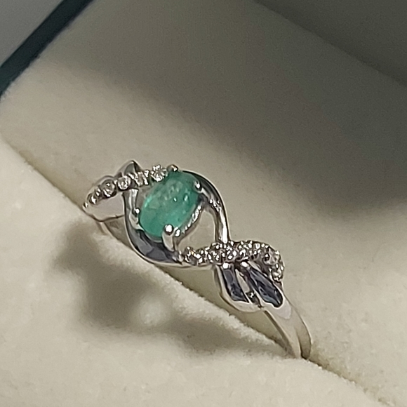 EMERALD RING WITH CZ SIMULATED DIAMONDS 925SS - Picture 3 of 11